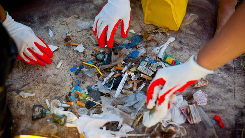 Por cada tres toneladas de peces habrá una de plástico en océanos - basura-en-playa-kailua