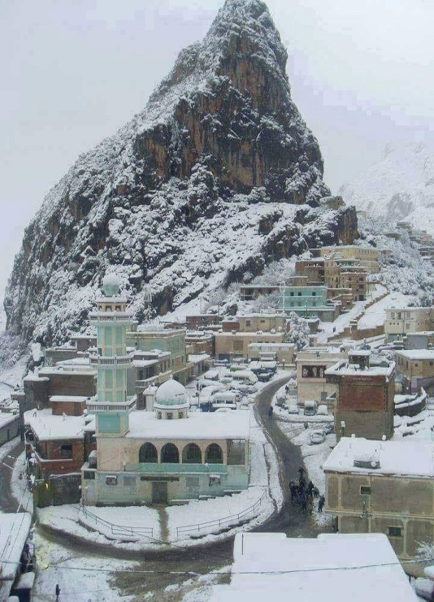 Tormenta invernal cubre de nieve Argelia - bejaia-kabylia
