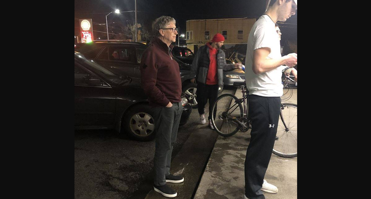 #Viral Bill Gates espera en la fila para comprar una hamburguesa