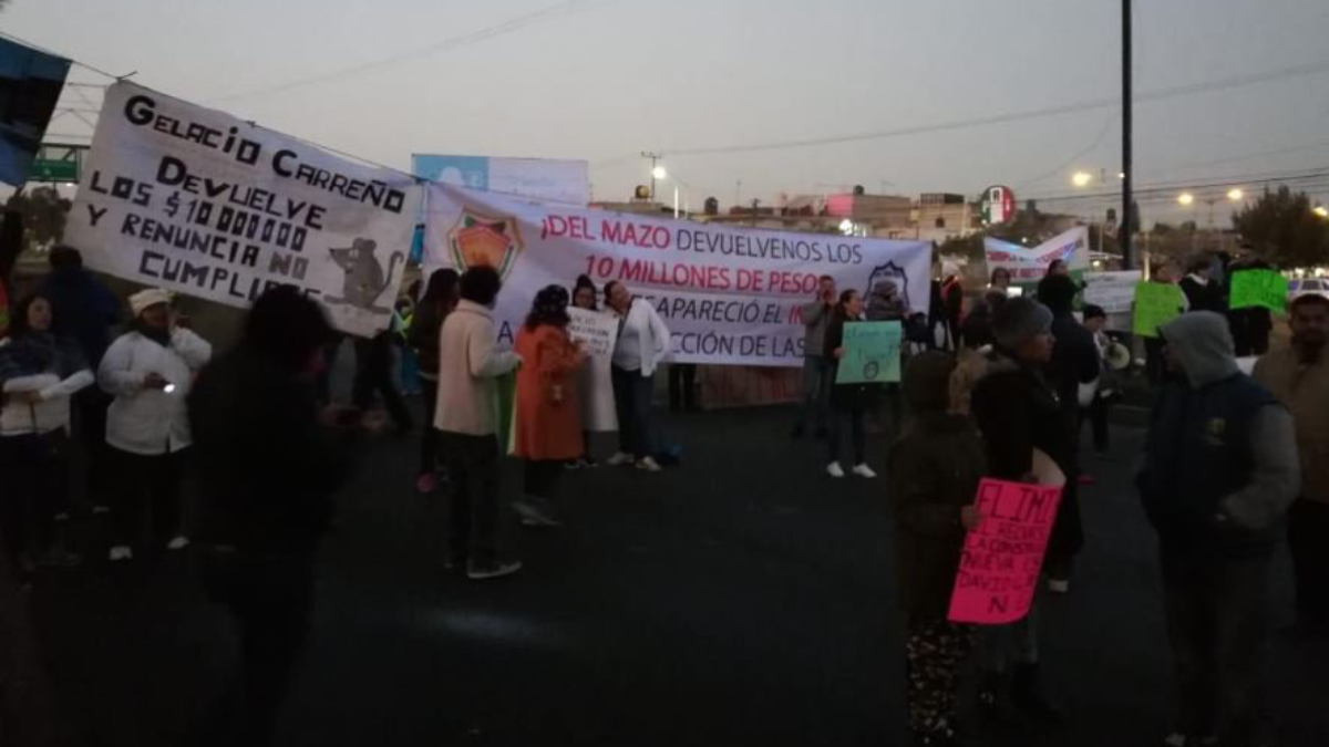 Padres de familia bloquean Avenida Central