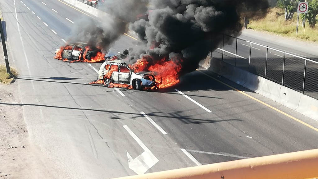 Bloquean con vehículos incendiados carreteras de Guanajuato