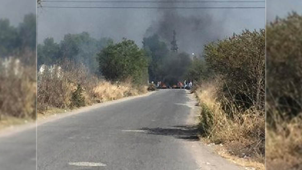 Bloquean con vehículos incendiados carreteras de Guanajuato - bloqueos-guanajuato-delincuentes