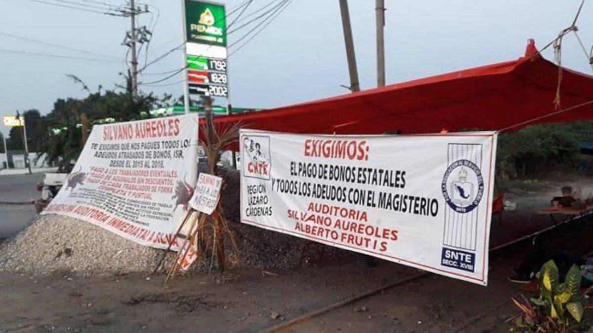 Continúan bloqueadas las vías férreas en Michoacán: Ferromex Continúan bloqueadas las vías férreas en Michoacán: Ferromex