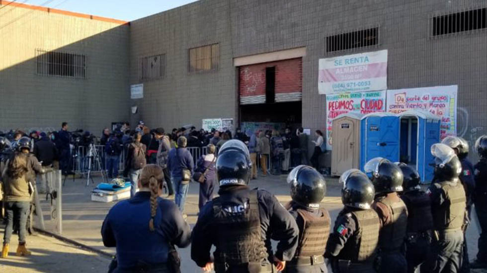 Migrantes se rehúsan a dejar albergue clausurado en Tijuana - bodega-contra-viento-y-marea