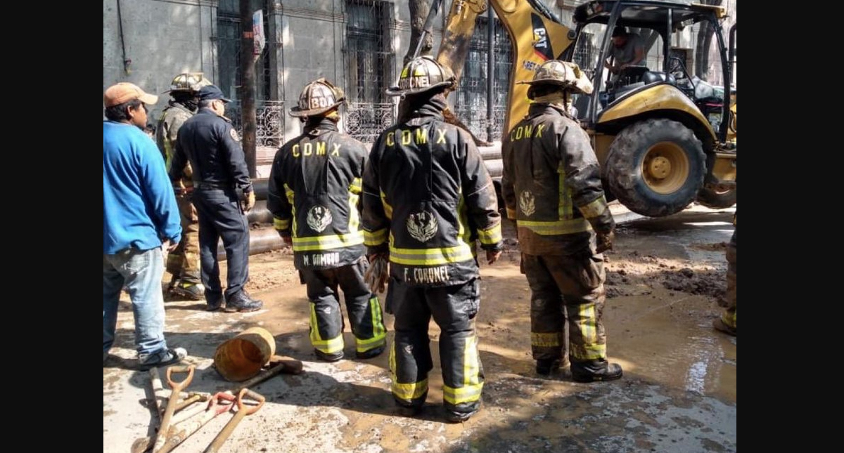 Bomberos atienden incendio y fuga de gas natural en Cuauhtémoc