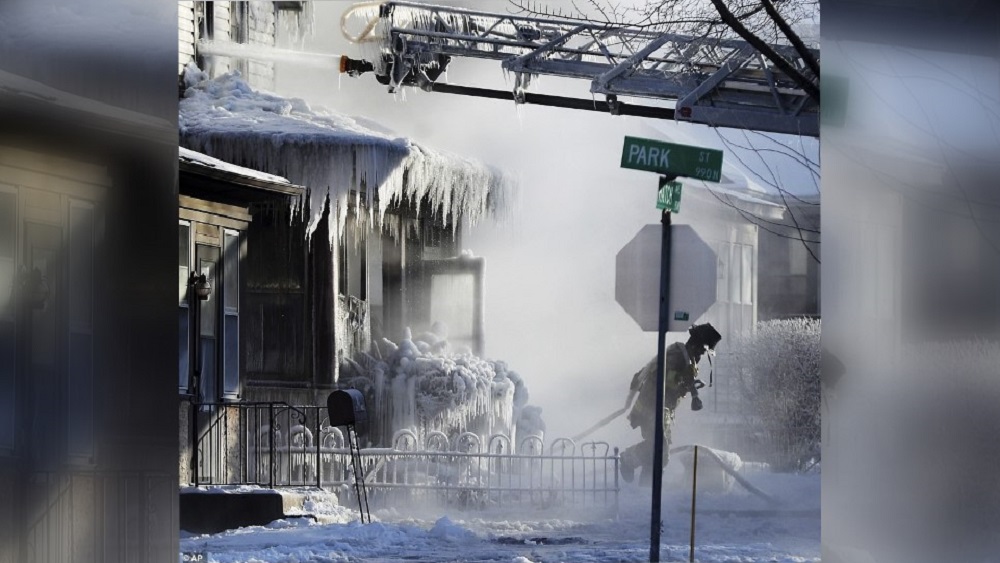 Suman doce muertes por el frío extremo en Estados Unidos - bomberos-intentando-sofocar-un-incendio-al-interior-de-una-casa-en-minnesota