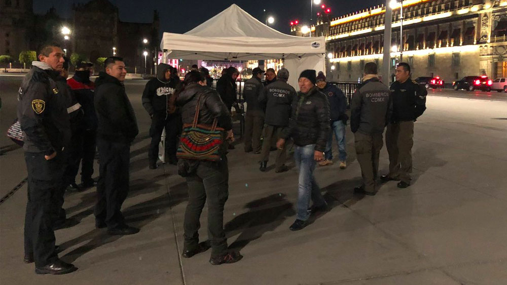 Bomberos inician plantón indefinido en el Zócalo