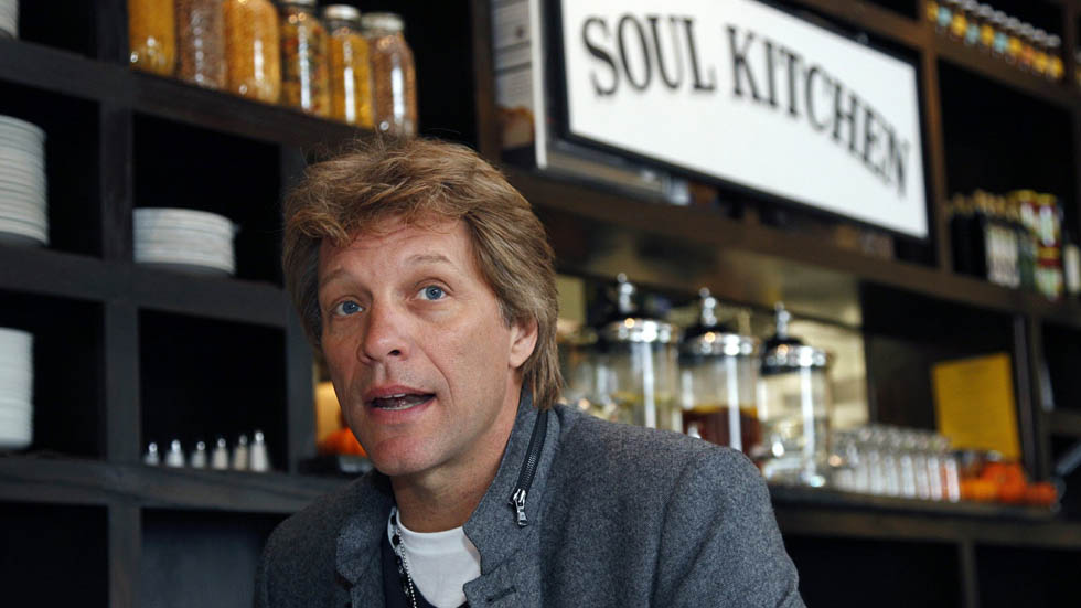 Restaurante de Bon Jovi da comida gratis a funcionarios de EE.UU.