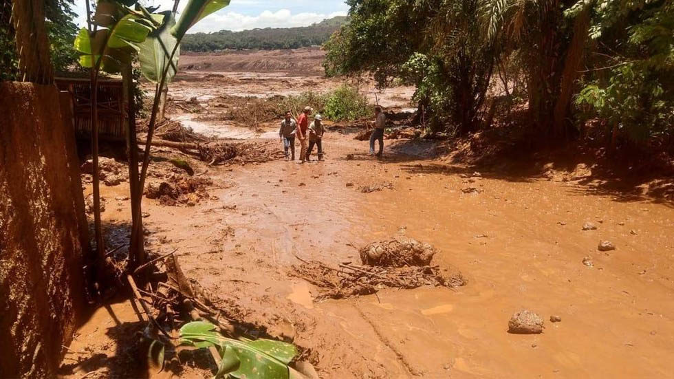 Recuperan nueve cadáveres tras ruptura de diques en Brasil