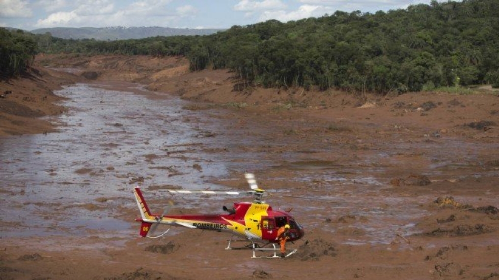 Suman 58 muertos por rompimiento de diques en Brasil