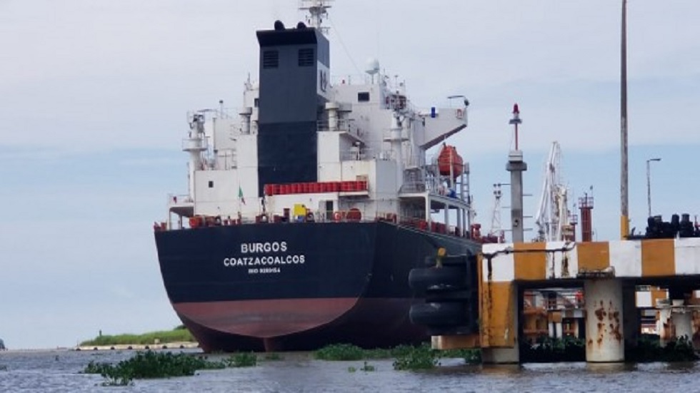 Buques extranjeros aguardan en Tuxpan para desembarcar combustible