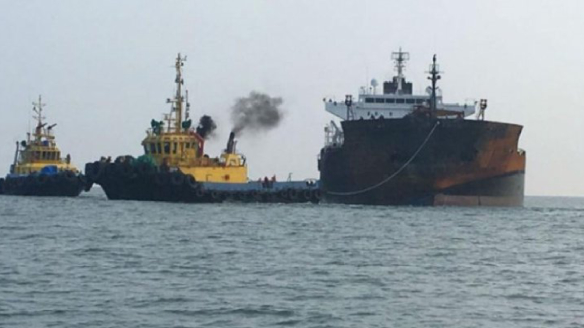 Reconoce AMLO presencia de buquetanques varados en los puertos del país