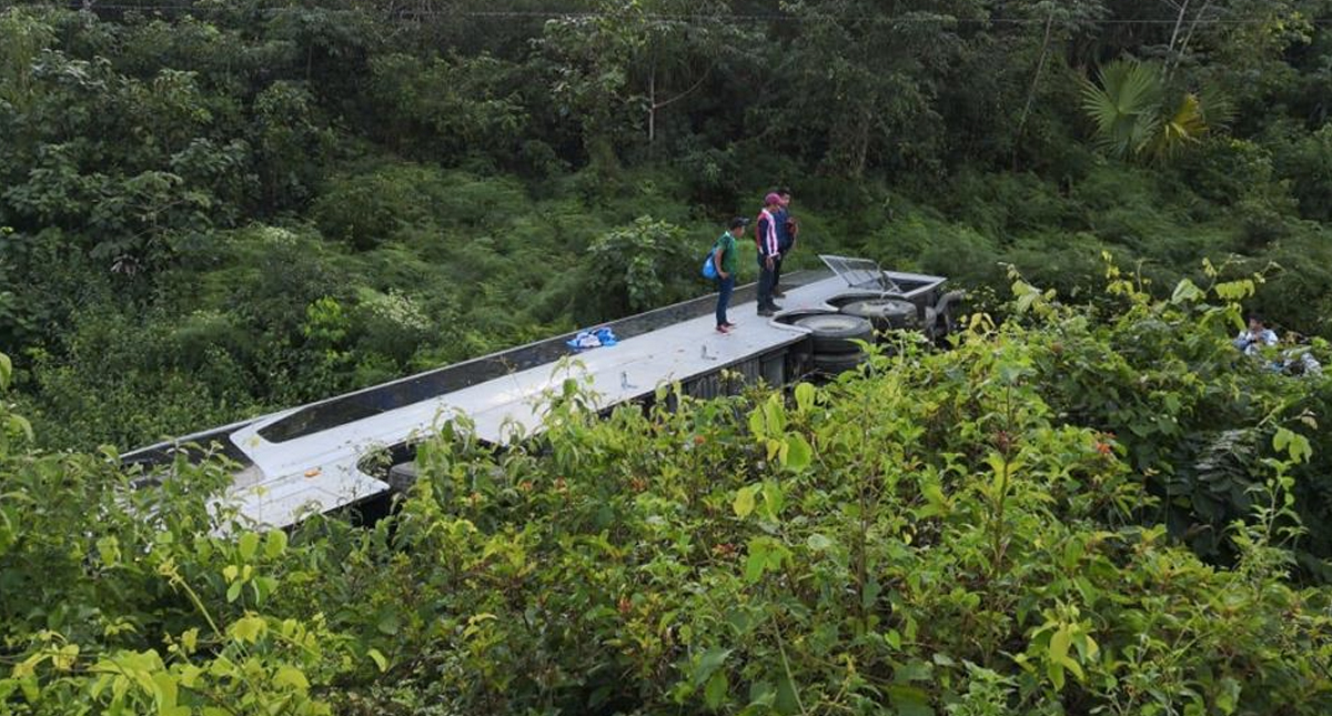 Al menos dos muertos por caída de camión a barranco en accidente en Quintana Roo
