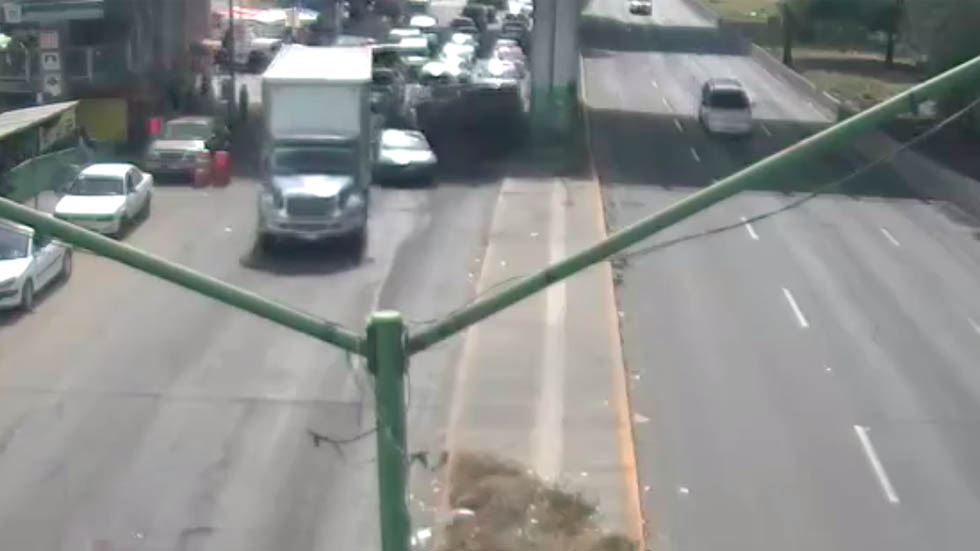 #Video Vuelca camión al intentar echarse en reversa en Ecatepec