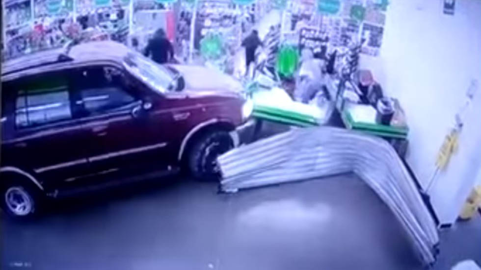 #Video Estrellan camioneta contra supermercado para robar