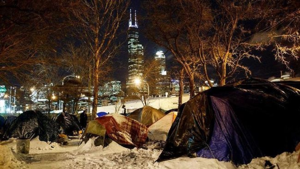 Hombre salva a 70 indigentes del frío en Chicago - campamento-improvisado-de-indigentes