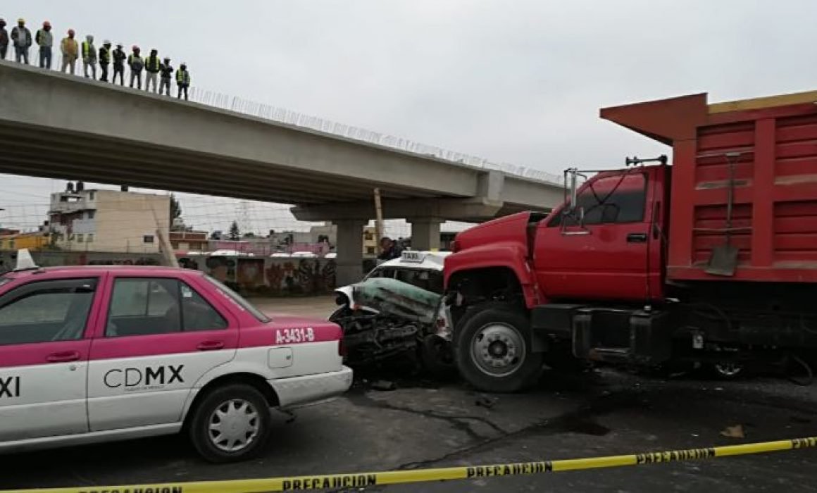 Torton provoca carambola en Ecatepec con saldo de una persona muerta - carambola-ecatepec-2-1160x700