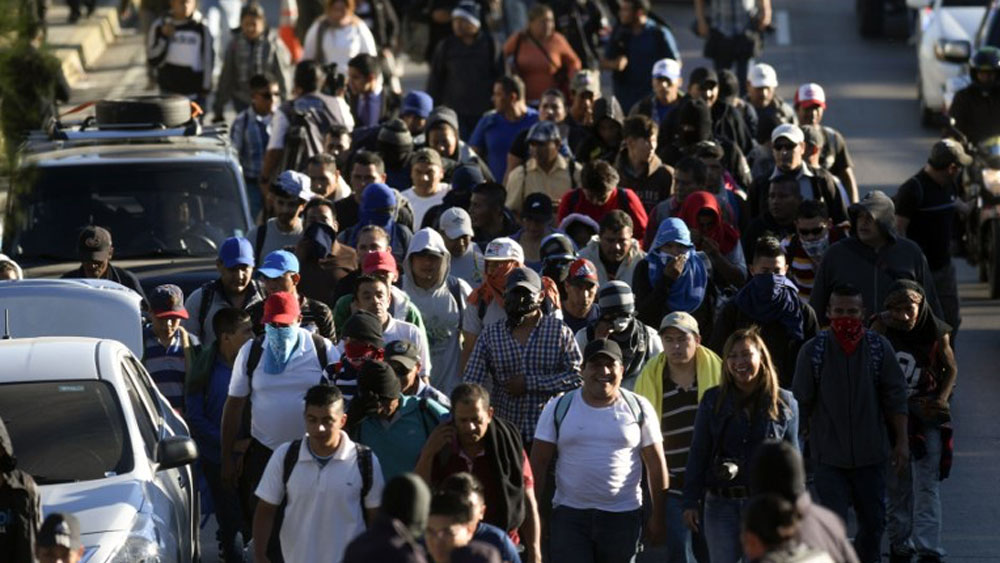Caravana de 200 migrantes salvadoreños parten hacia EE.UU.