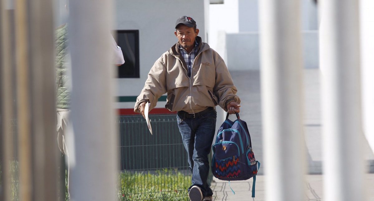 Devuelve EE.UU. a primer migrante por nueva política de asilo