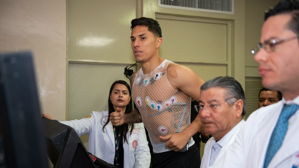 Carlos Salcedo incumple promesa de regresar a las Chivas