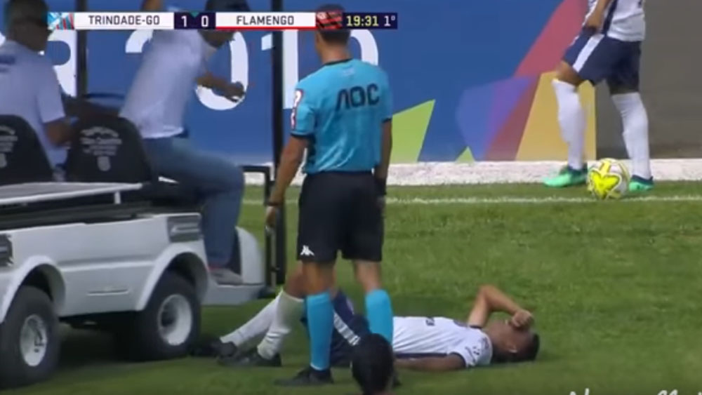 #Video Jugador lesionado es atropellado por carro de las asistencias