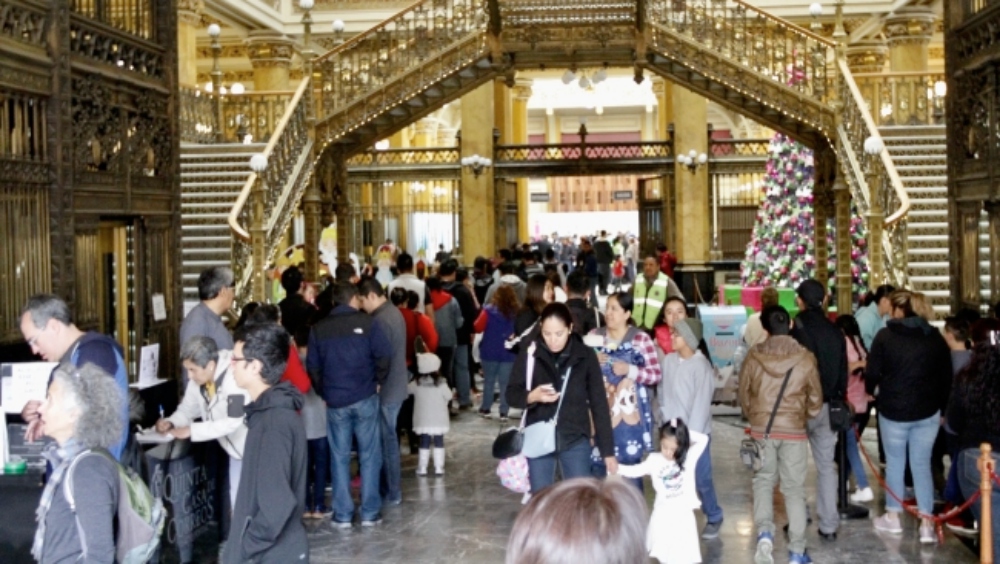 Largas filas en Palacio Postal para enviar carta a Reyes Magos