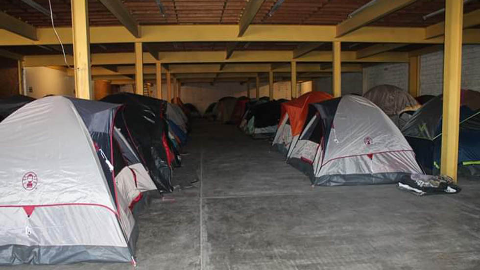 Migrantes se rehúsan a dejar albergue clausurado en Tijuana