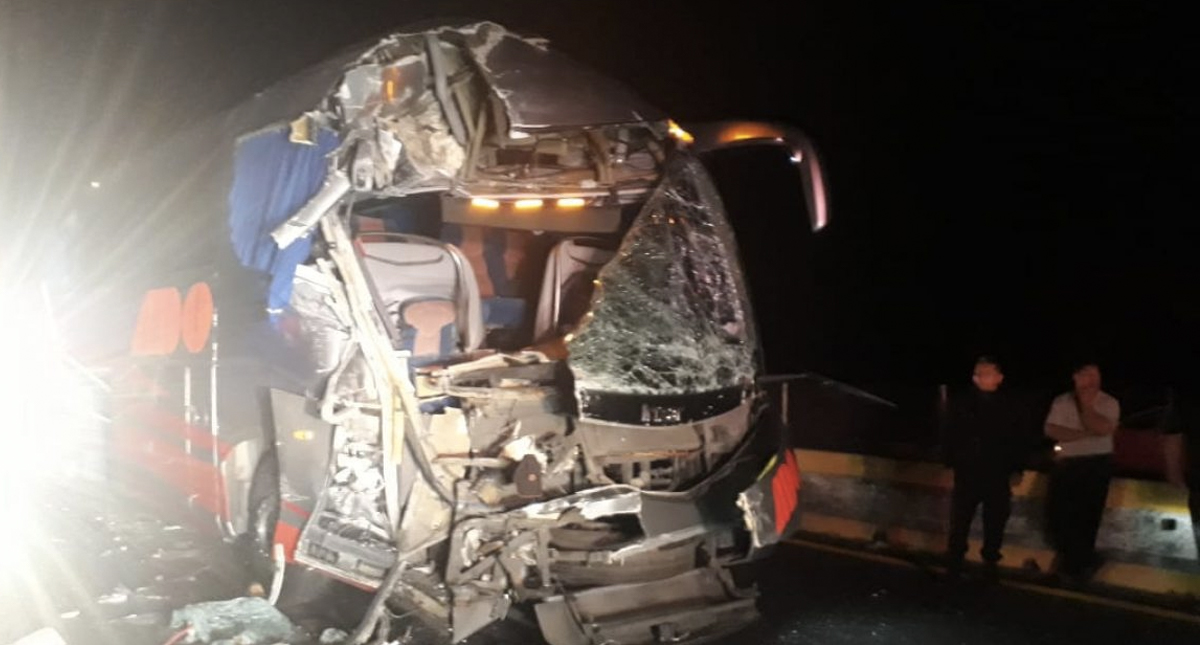 Choque de dos camiones de pasajeros deja al menos 10 lesionados