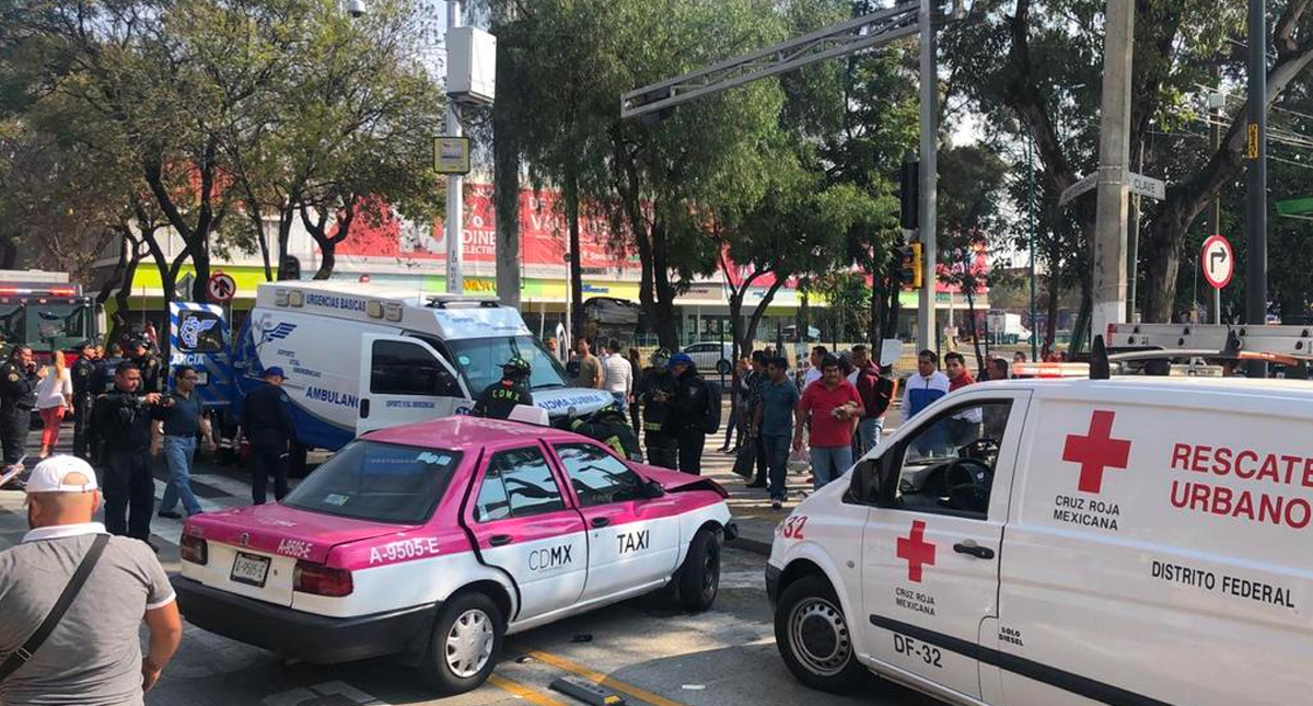 Ambulancia impacta a taxi en Calzada de los Misterios