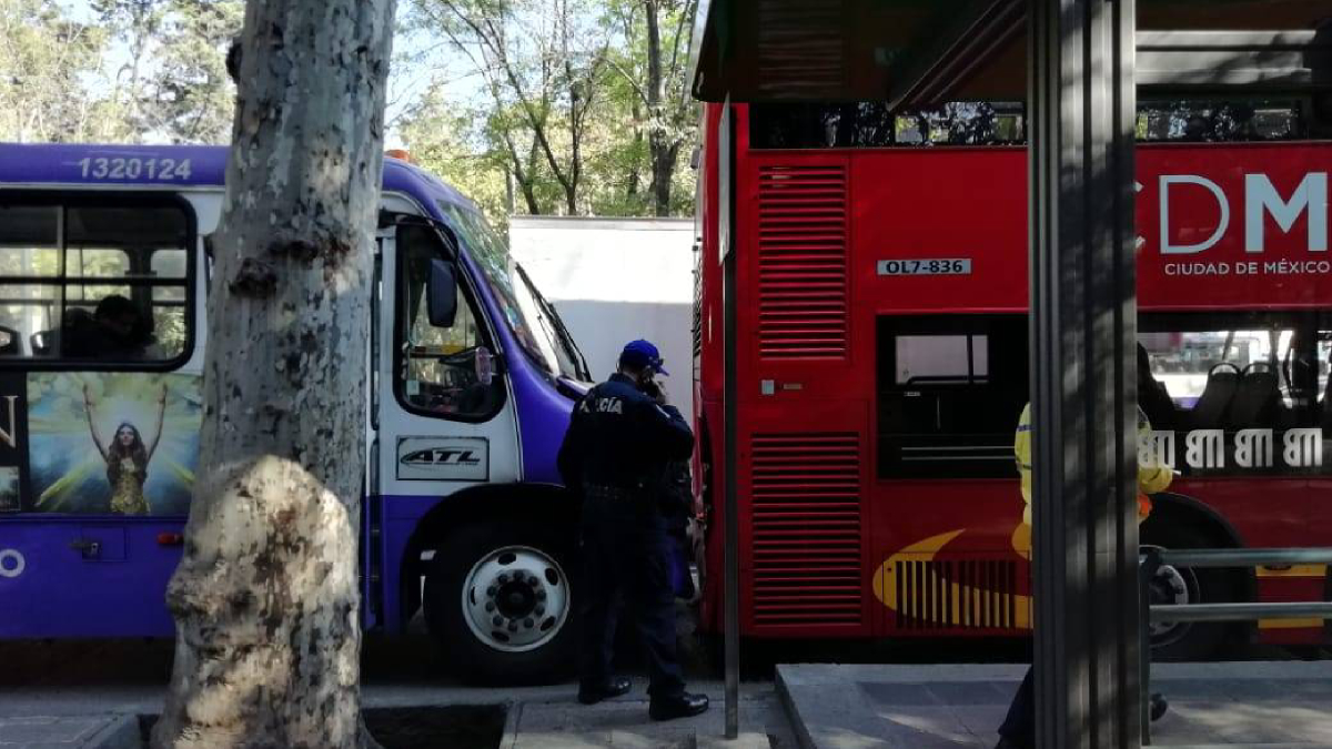 Choca camión ATL contra Metrobús en Paseo de la Reforma