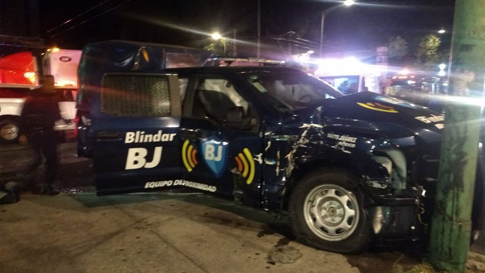 Choque entre tráiler y patrulla deja cuatro heridos en Eje Central