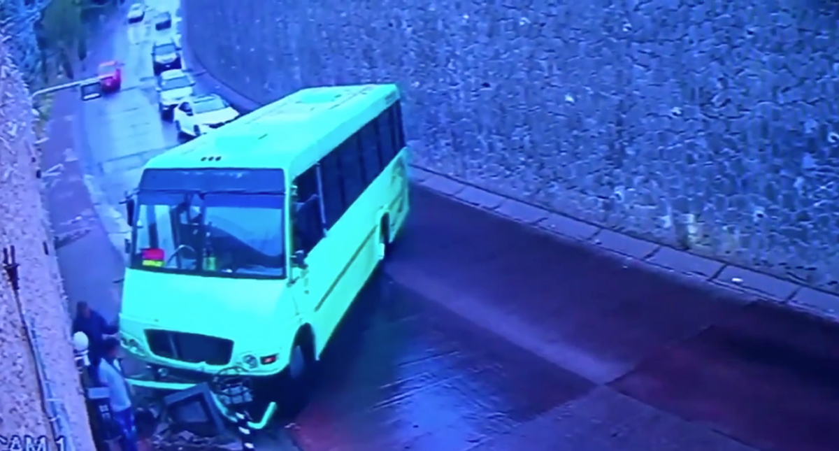 #Video Camión de transporte público choca en pendiente de Álvaro Obregón