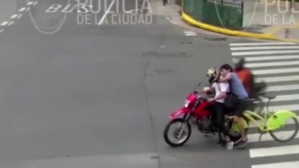 #Video Ciclista persigue a ladrón y lo atrapa en Argentina #Video Ciclista persigue a ladrón y lo atrapa en Argentina