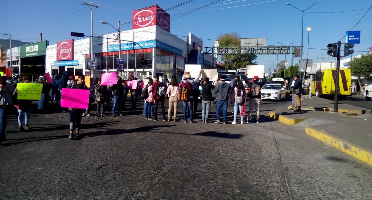 Siguen los bloqueos por maestros en Michoacán