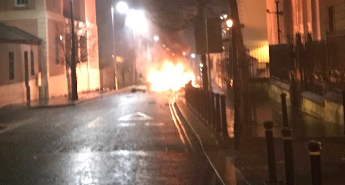 Explota presunto coche bomba en Irlanda del Norte