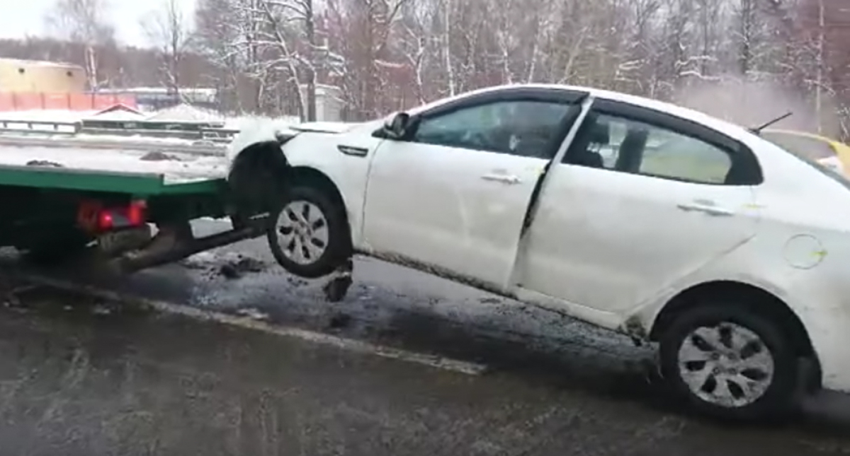 #Video Conductor baja su auto de grúa