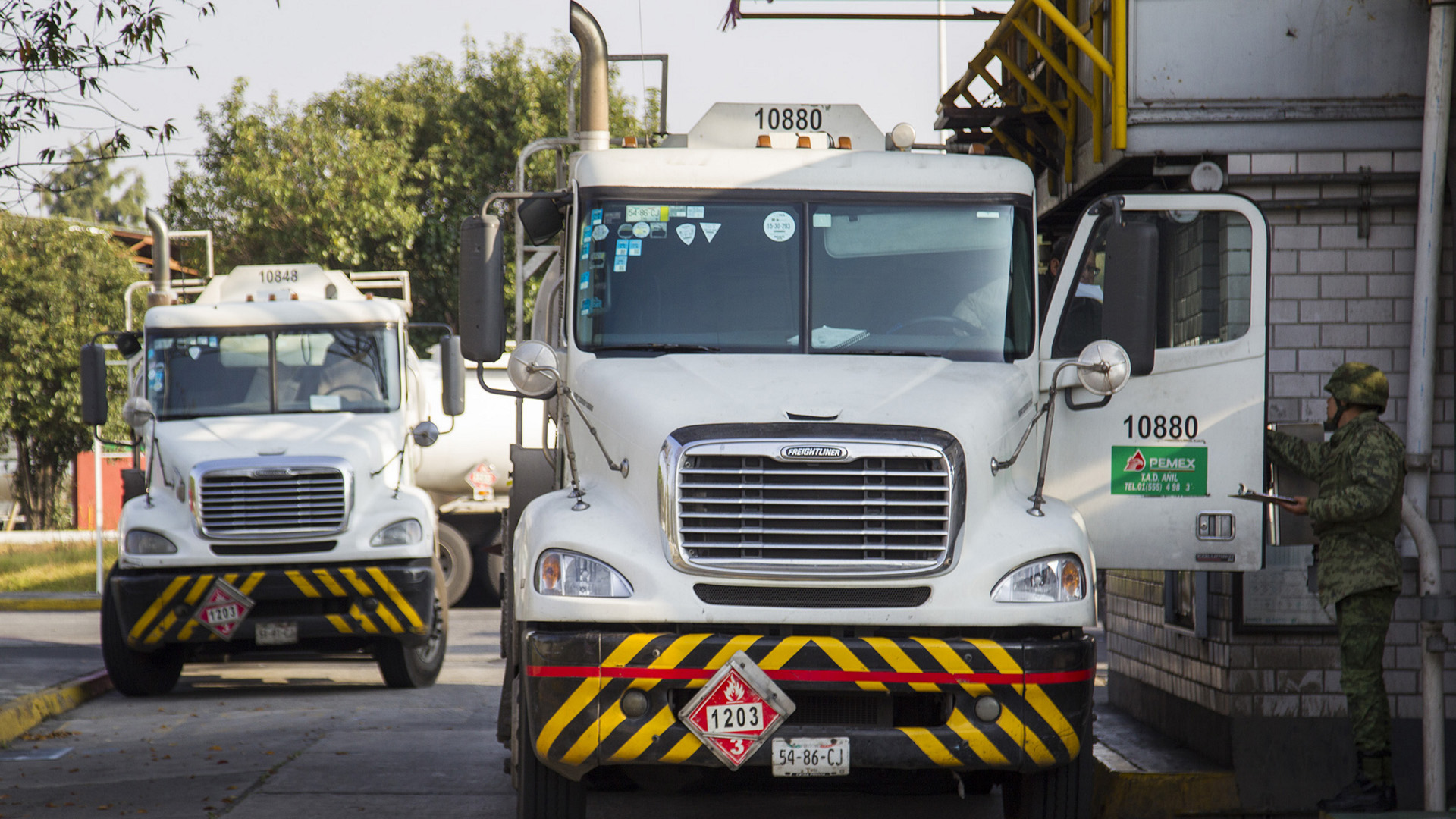 Gobierno adquirirá pipas para garantizar distribución de gasolina