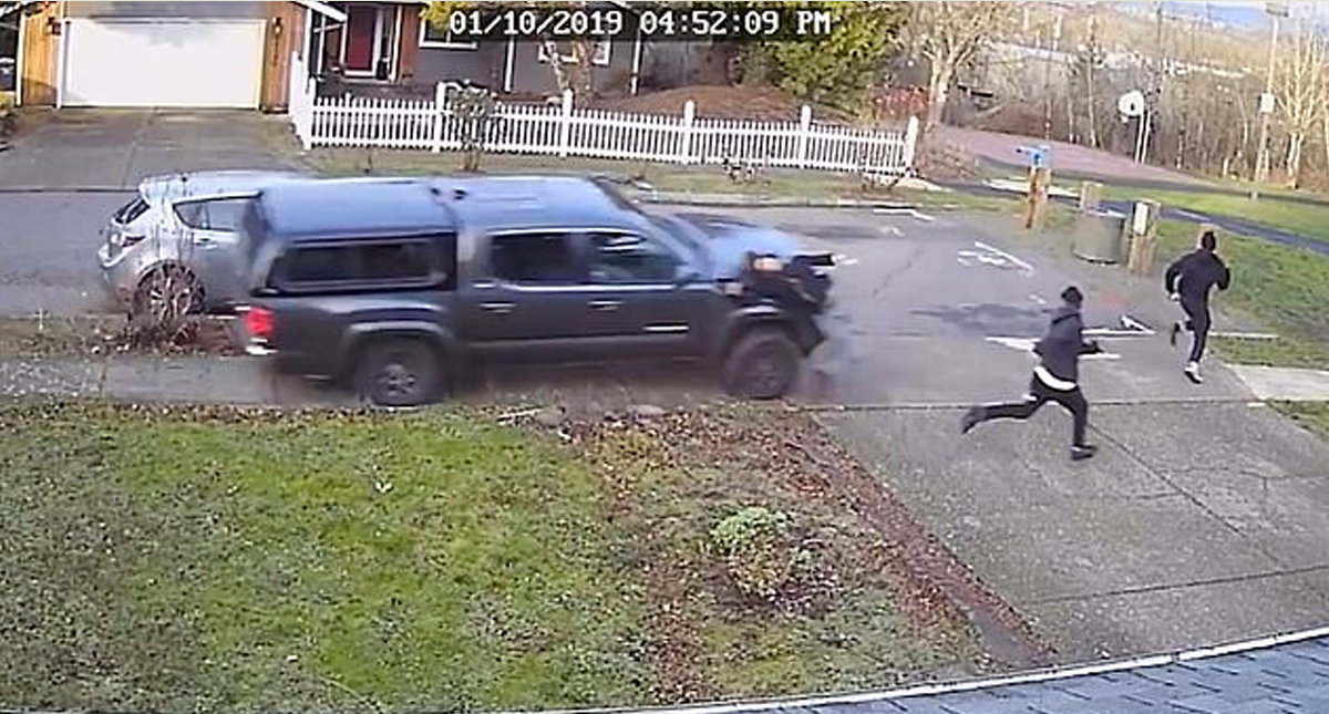 #Video Camioneta atropella intencionalmente a grupo de jóvenes