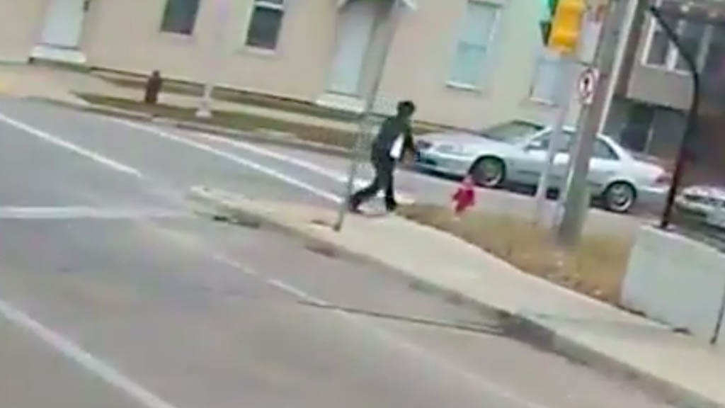 #Video Operadora de camión rescata a menor de la calle en Milwaukee