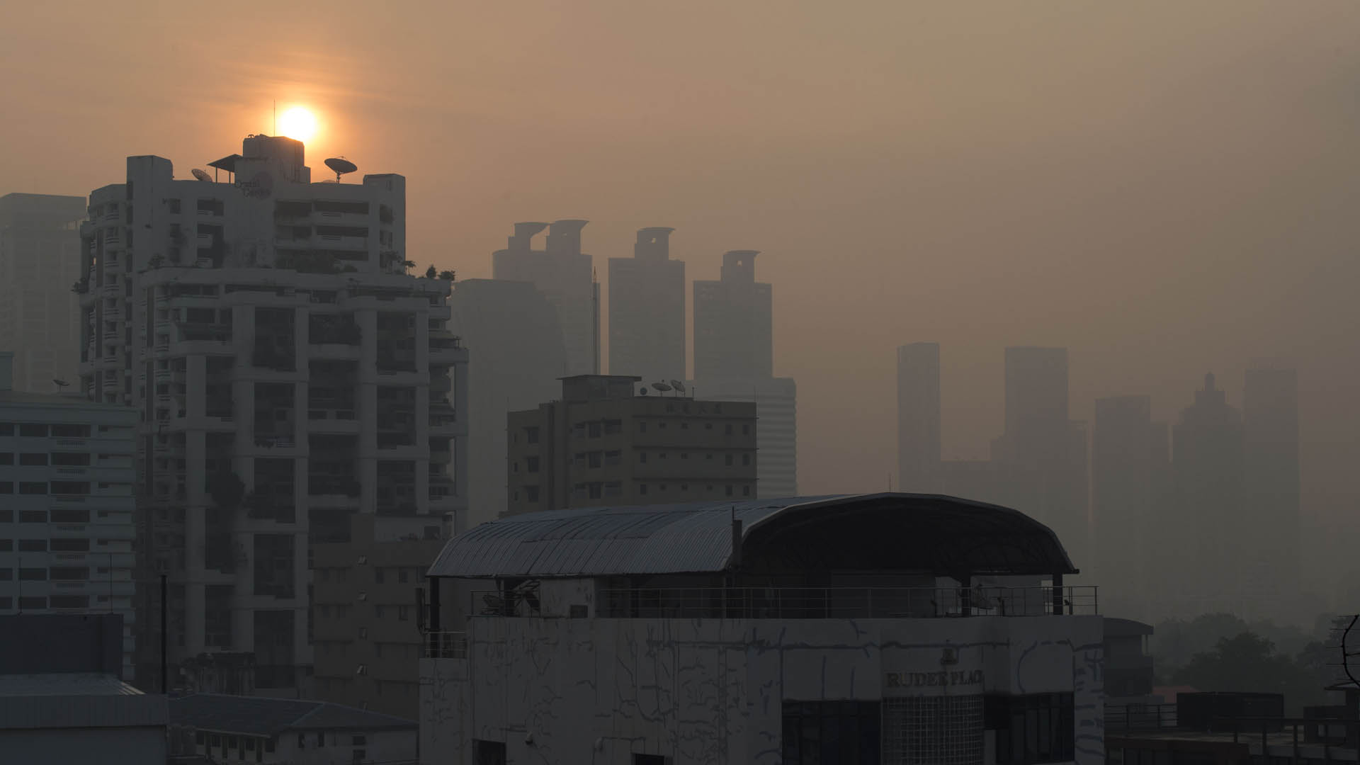 Tailandia contrarresta contaminación con lluvia artificial