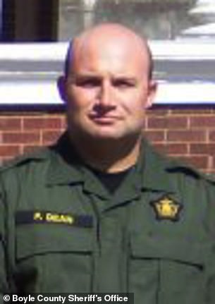 Arrestan a dos jóvenes que provocaron la volcadura de una patrulla - dean