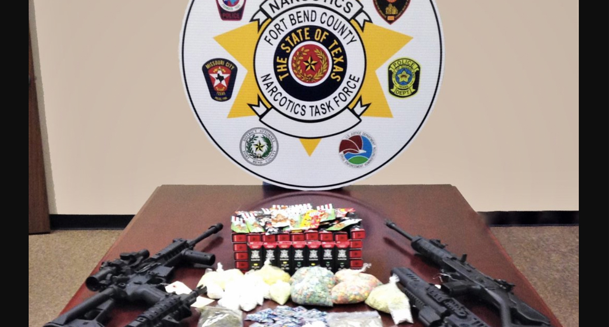 Decomisan drogas y armas en Houston