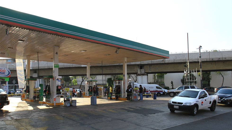 Sin resolverse el desabasto de gasolina en 10 entidades del país