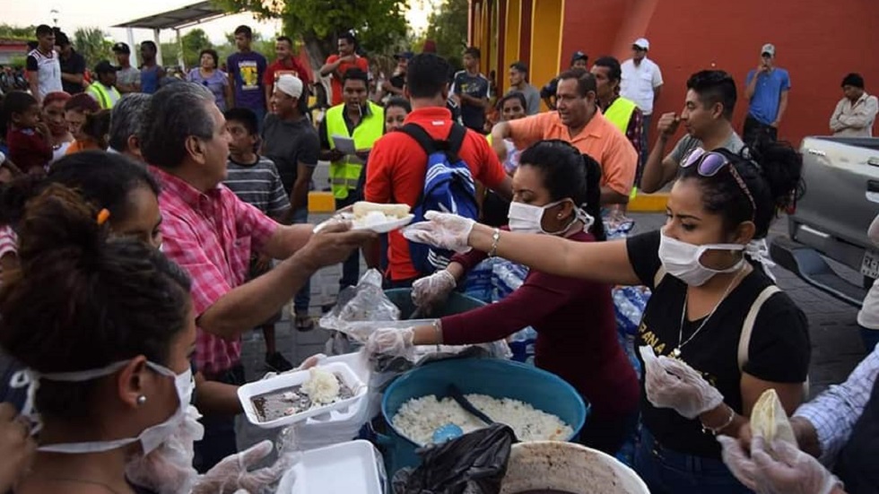 Centroamericanos siguen camino hacia EE.UU. - desayuno-a-migrantes
