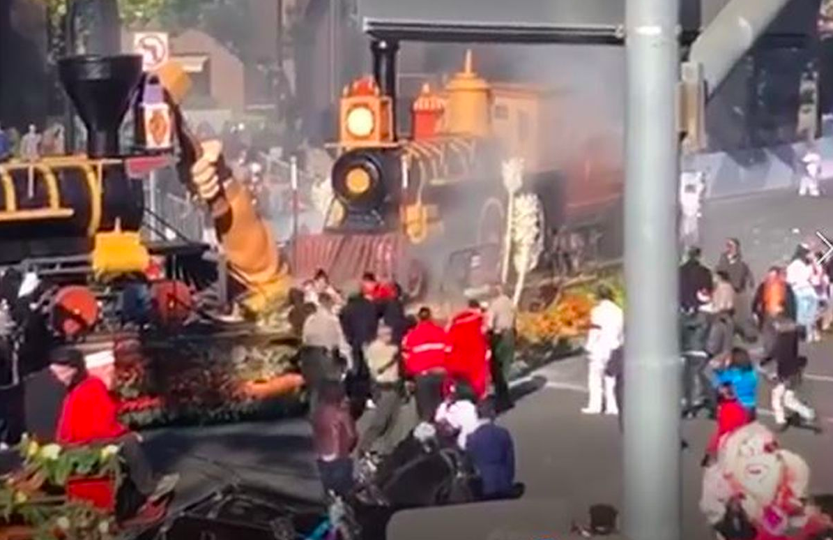 Carro alegórico sufre incendio durante Desfile de las Rosas en Pasadena