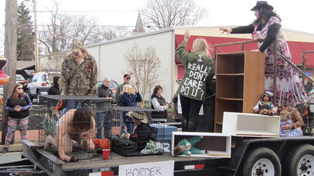 ‘Enjaulan’ a migrantes durante desfile en una ciudad de Estados Unidos