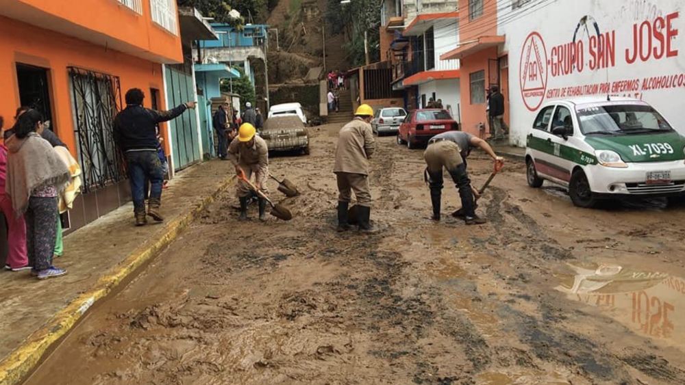 Deslave afecta 11 casas y cuatro vehículos en Veracruz