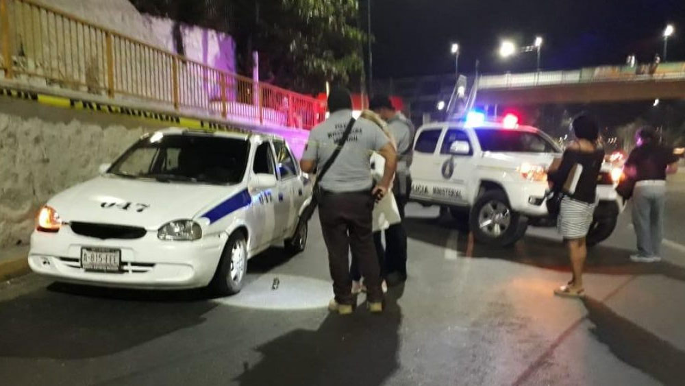 Hallan restos humanos dentro de taxi en Acapulco