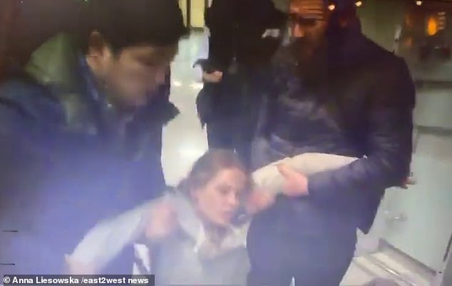 Detienen a mujer que prometía información del nexo entre el Kremlin y Trump - detencion-modelo-informacion-kremlin-trump