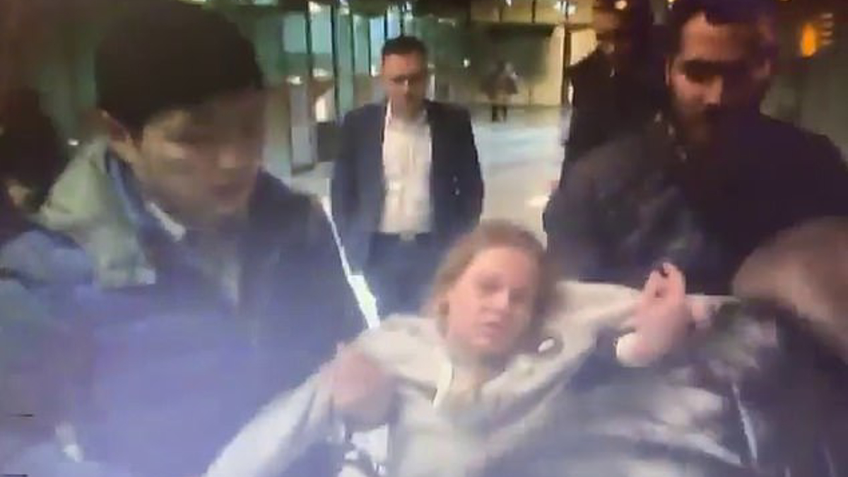 Detienen a mujer que prometía información del nexo entre el Kremlin y Trump